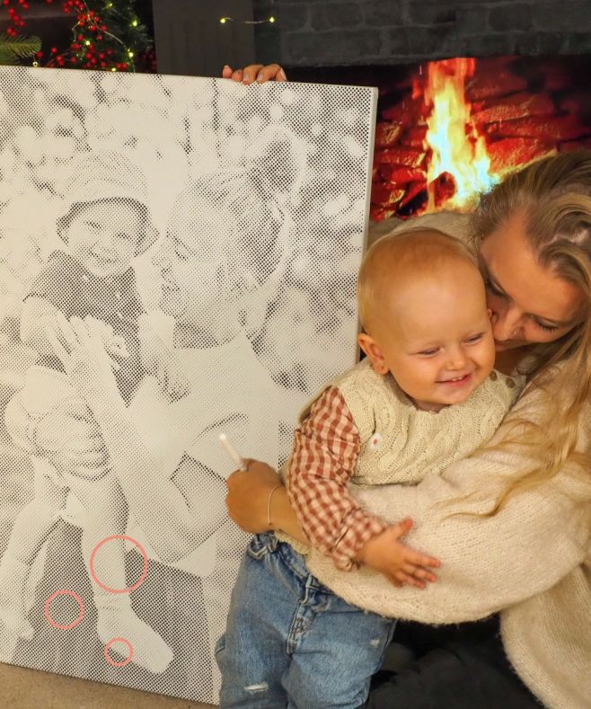 Békés karácsonyi pillanatok. ✨ Anya és lánya a fa mellett pontozzák karácsonyi képüket. Egyszerű alkotás, ami összeköt és...